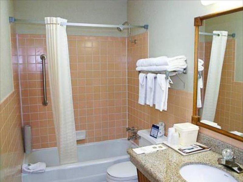 Best Western Hospitality House Емпория Екстериор снимка