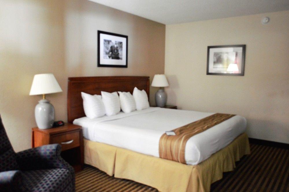 Best Western Hospitality House Емпория Екстериор снимка