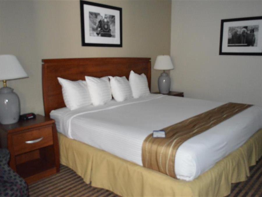 Best Western Hospitality House Емпория Екстериор снимка