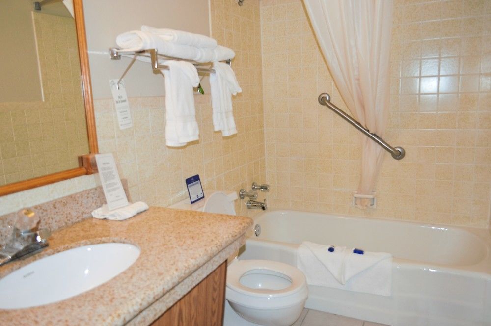Best Western Hospitality House Емпория Екстериор снимка