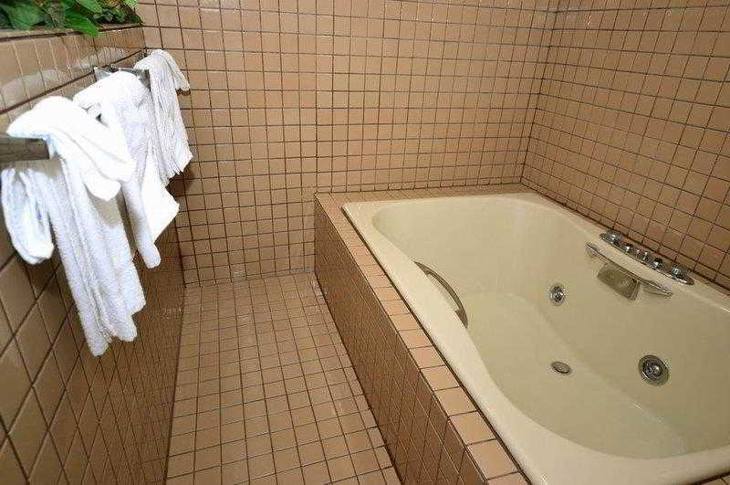 Best Western Hospitality House Емпория Екстериор снимка