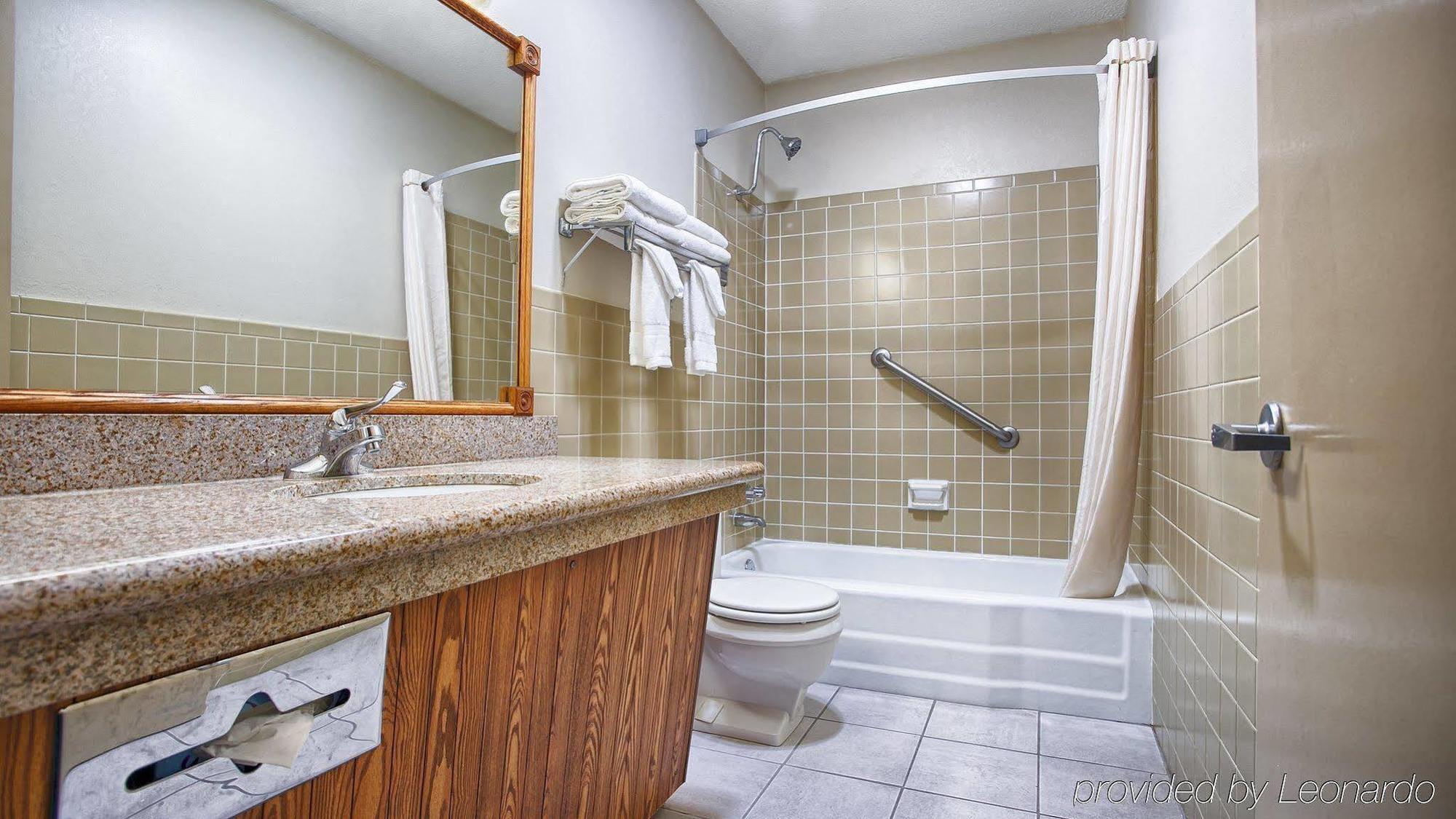 Best Western Hospitality House Емпория Екстериор снимка