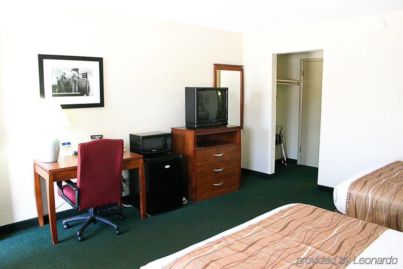 Best Western Hospitality House Емпория Екстериор снимка