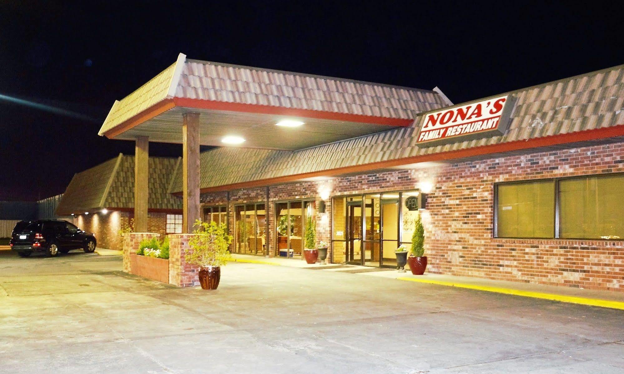 Best Western Hospitality House Емпория Екстериор снимка